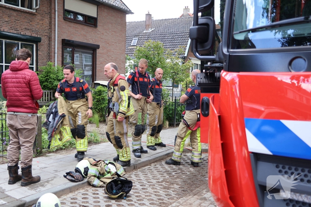Woning onbewoonbaar door brand in meterkast, brandweer waarschuwt voor bluspoging