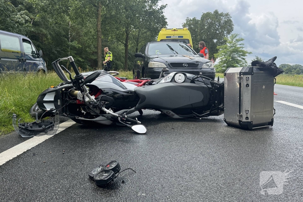 Motorrijder gewond na aanrijding met auto