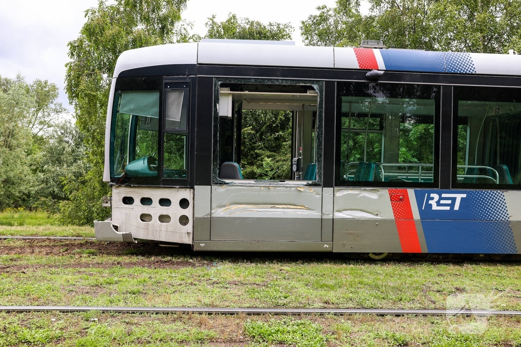 Tram knalt op grote grasmaaimachine: tramverkeer twee uur stil