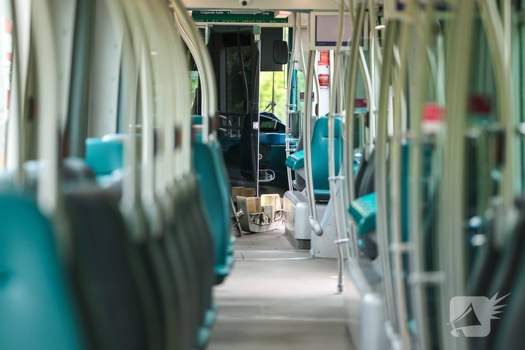 Tram knalt op grote grasmaaimachine: tramverkeer twee uur stil