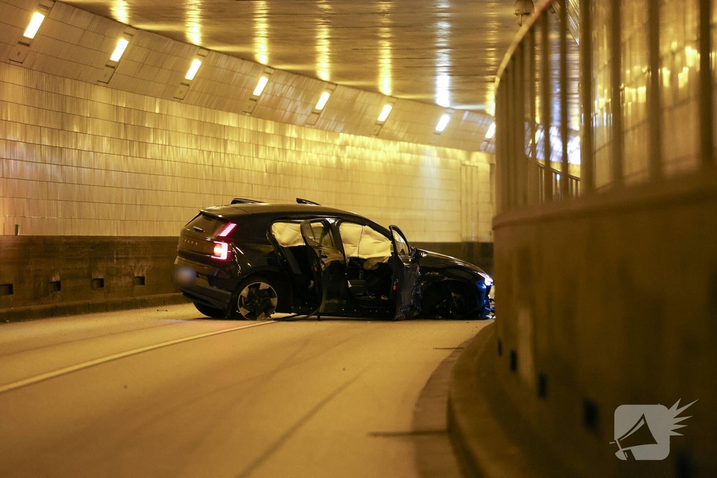 Flinke aanrijding in de maastunnel, Bestuurder aangehouden