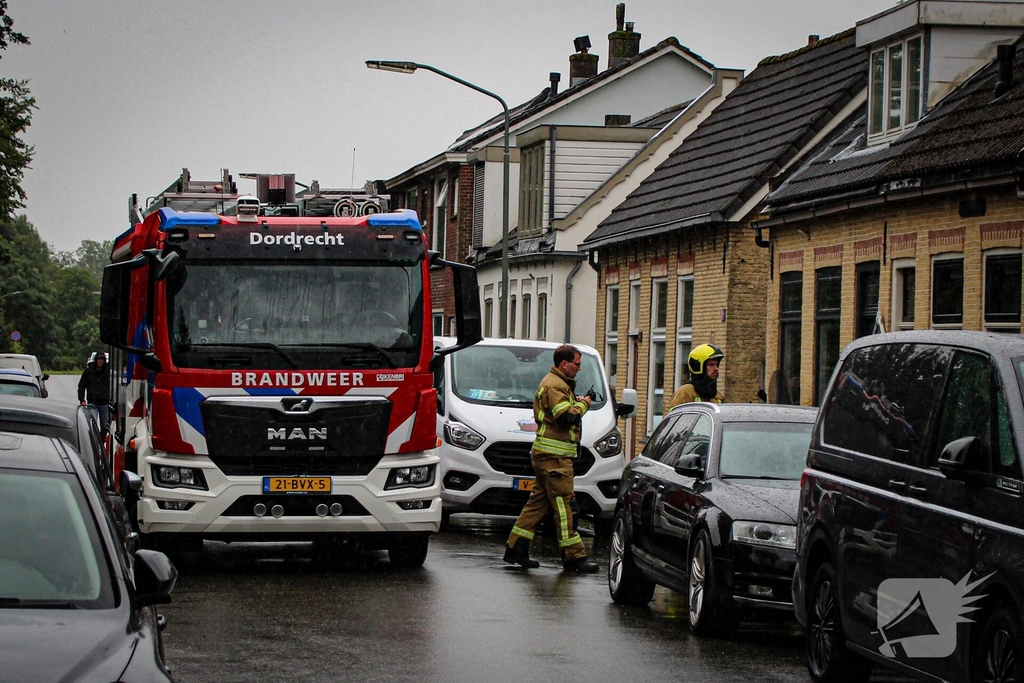Brandweer onderzoekt vreemde lucht in woning