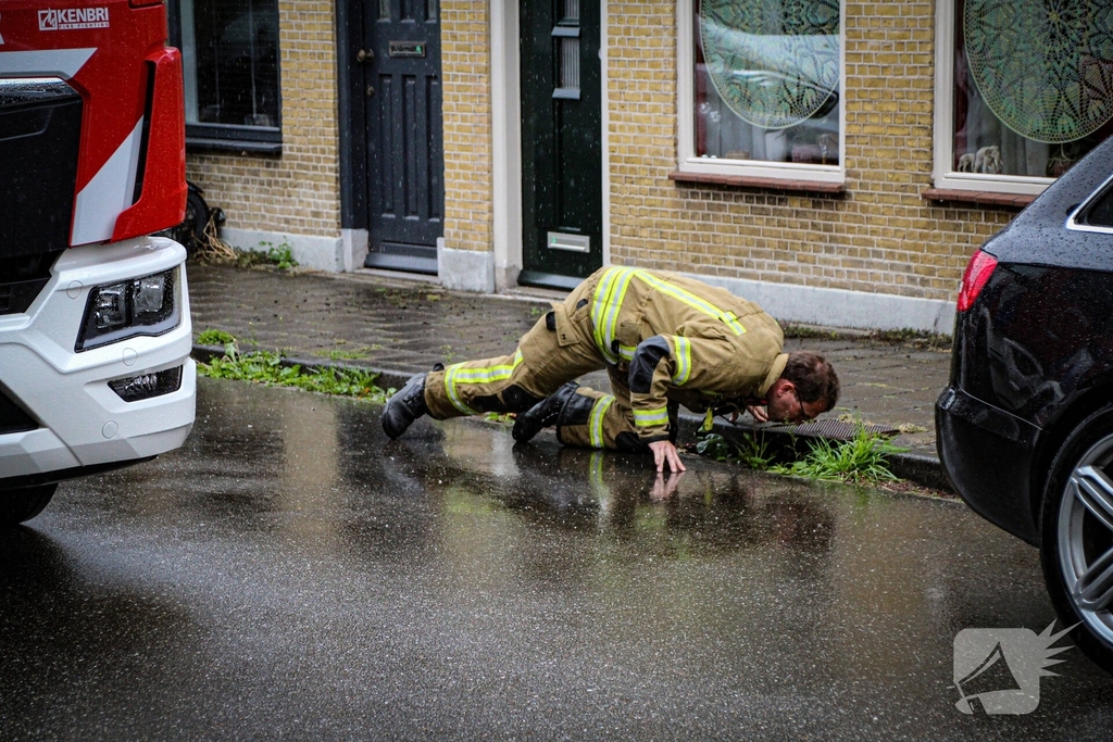 Brandweer onderzoekt vreemde lucht in woning
