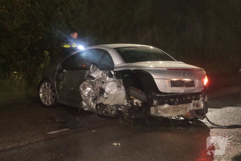 Automobilist verliest controle en raakt beschadigd voertuig