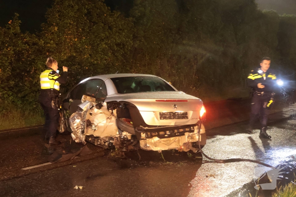 Automobilist verliest controle en raakt beschadigd voertuig