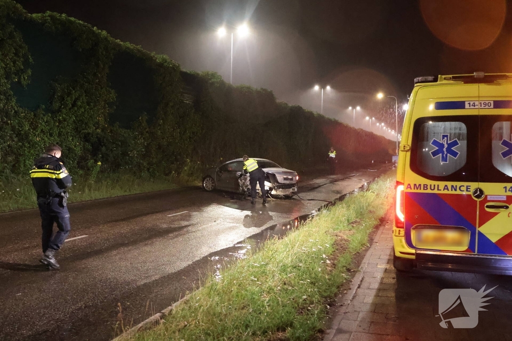 Automobilist verliest controle en raakt beschadigd voertuig