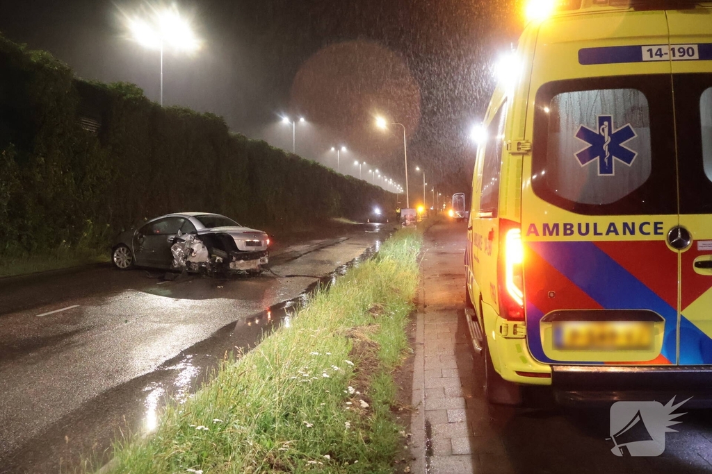 Automobilist verliest controle en raakt beschadigd voertuig