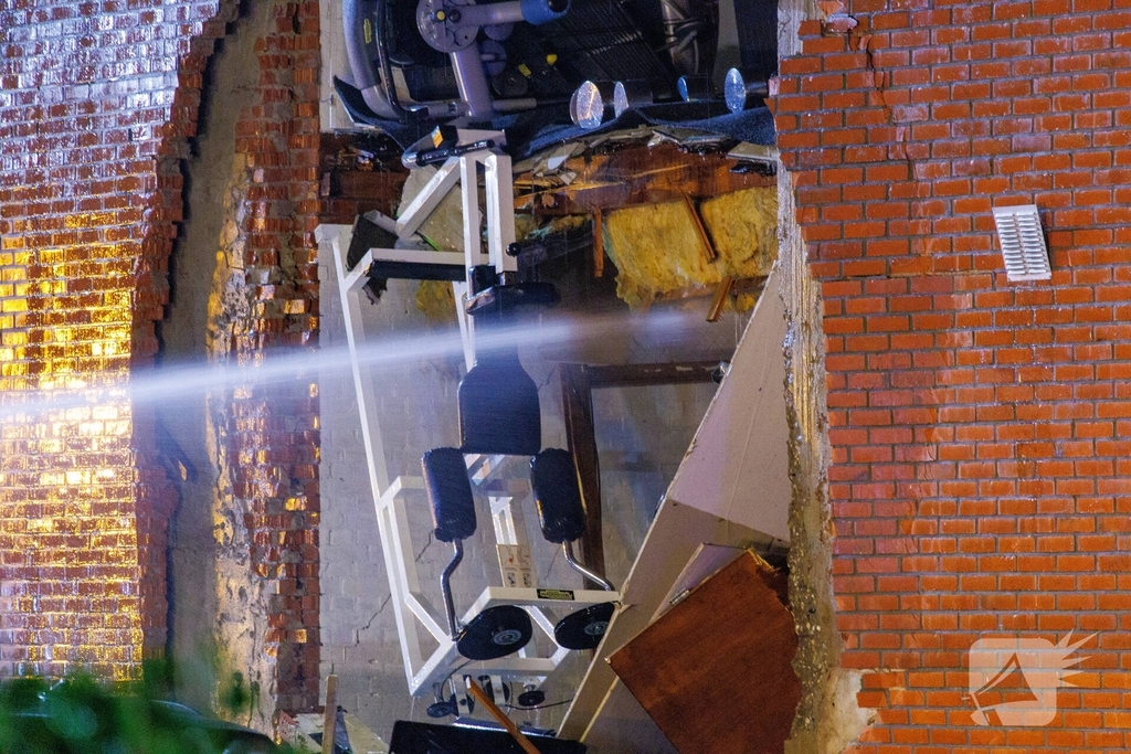 Explosie verwoest gevel van gebouw en veroorzaakt gewonden