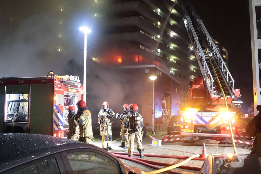 Explosie verwoest gevel van gebouw en veroorzaakt gewonden
