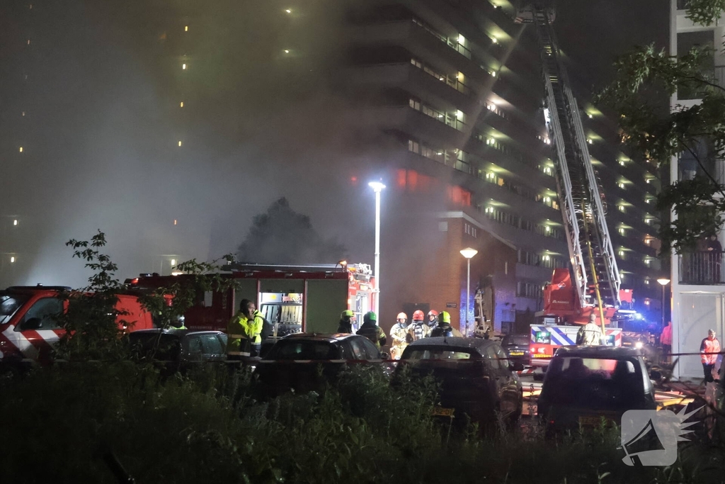 Explosie verwoest gevel van gebouw en veroorzaakt gewonden
