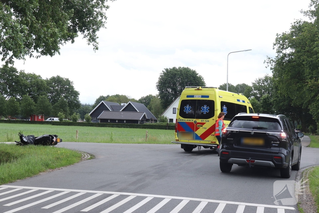 Scooterrijder in botsing met personenauto op kruising