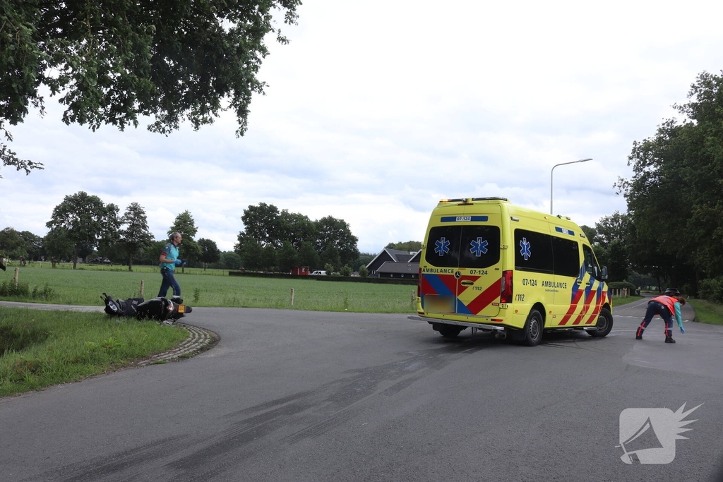 Scooterrijder in botsing met personenauto op kruising
