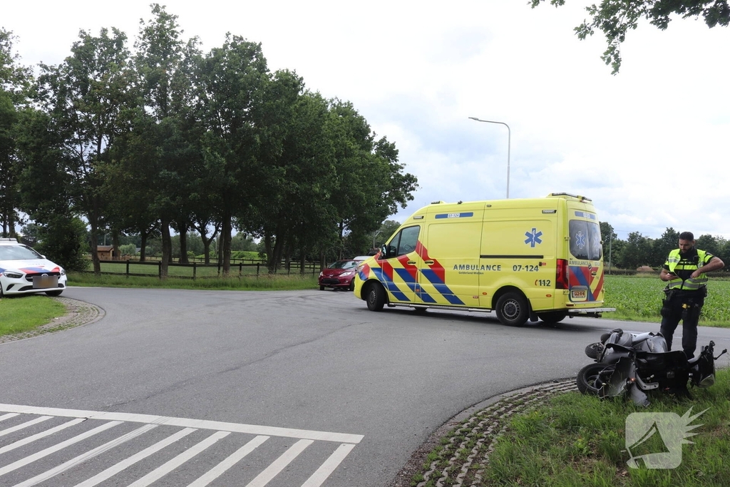 Scooterrijder in botsing met personenauto op kruising