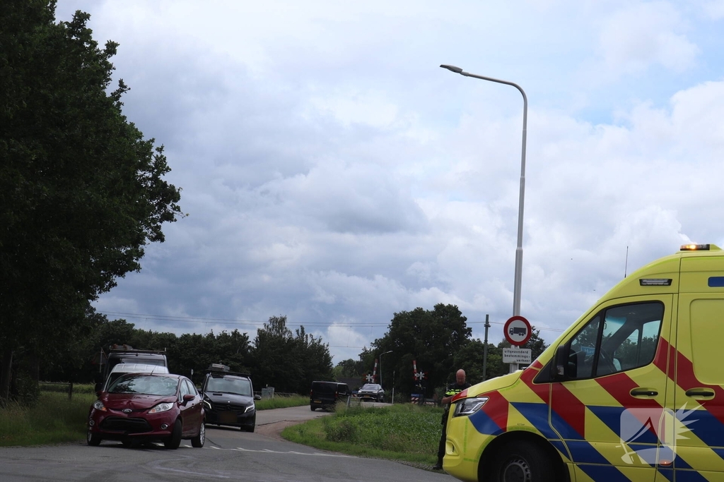 Scooterrijder in botsing met personenauto op kruising