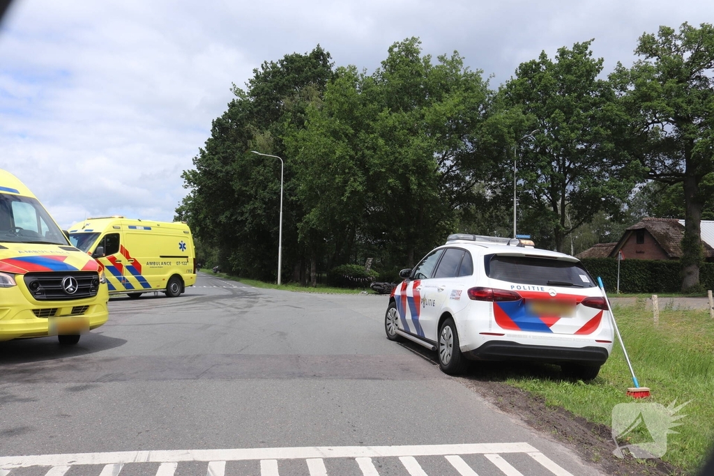 Scooterrijder in botsing met personenauto op kruising