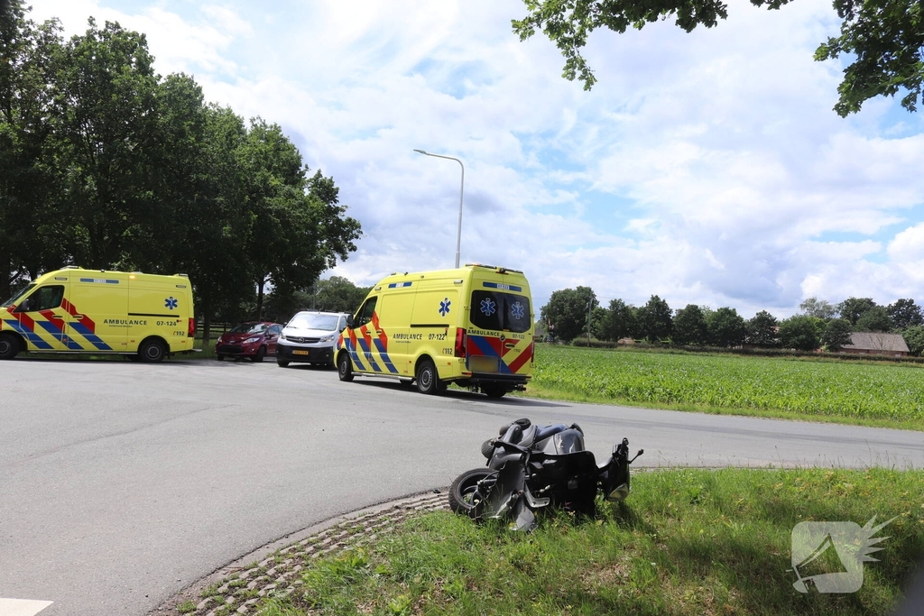 Scooterrijder in botsing met personenauto op kruising