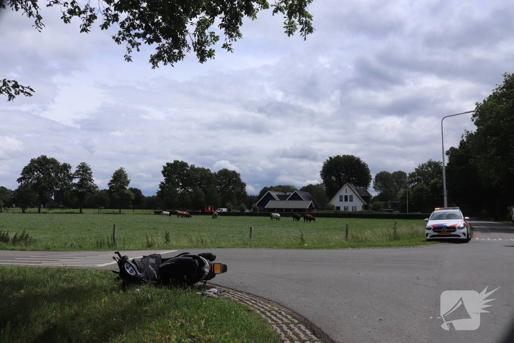Scooterrijder in botsing met personenauto op kruising