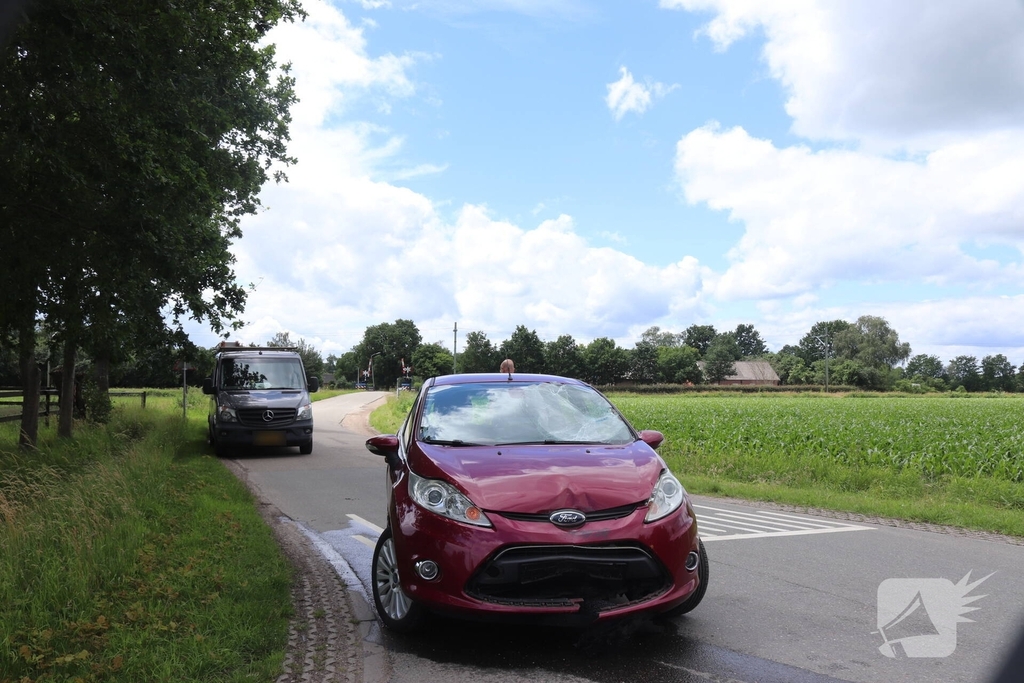 Scooterrijder in botsing met personenauto op kruising