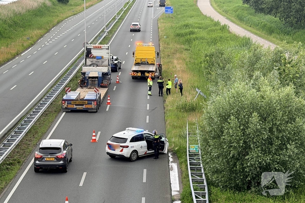 Auto belandt in sloot na ongeval