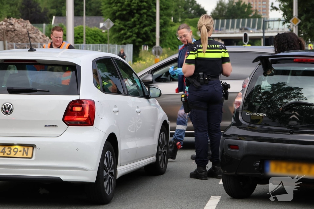 Persoon naar ziekenhuis nadat twee auto's botsen