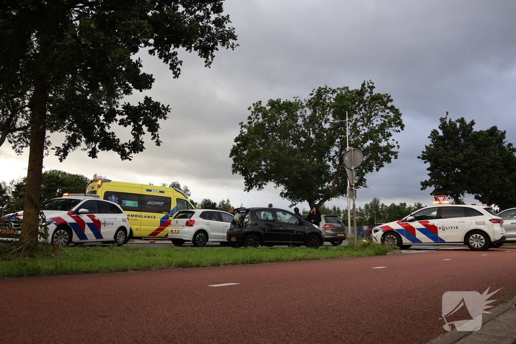 Persoon naar ziekenhuis nadat twee auto's botsen