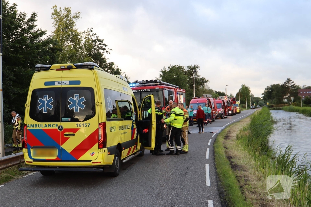 Auto te water in vroeg ochtenduur