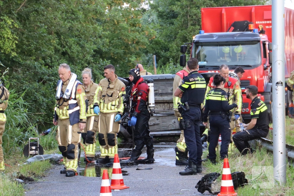 Auto te water in vroeg ochtenduur