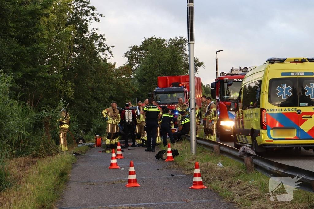 Auto te water in vroeg ochtenduur