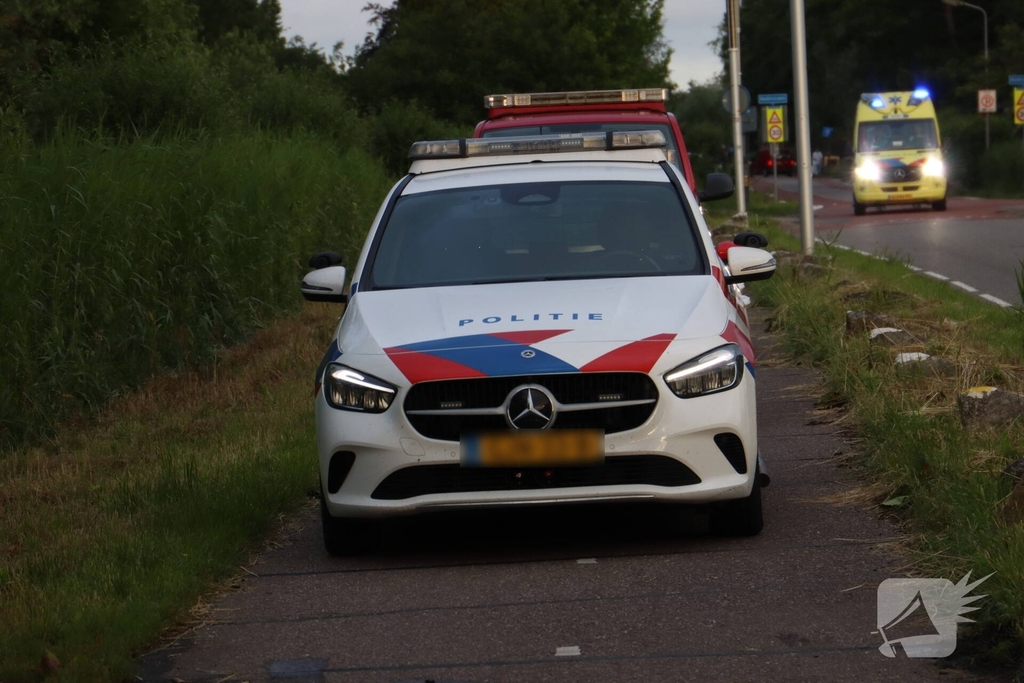 Auto te water in vroeg ochtenduur