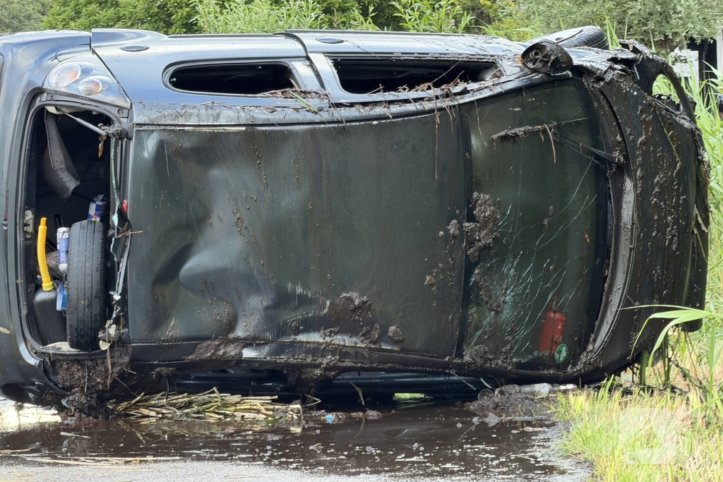 Auto te water in vroeg ochtenduur