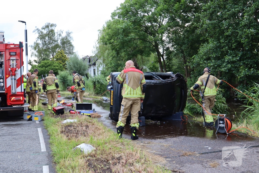 Auto te water in vroeg ochtenduur