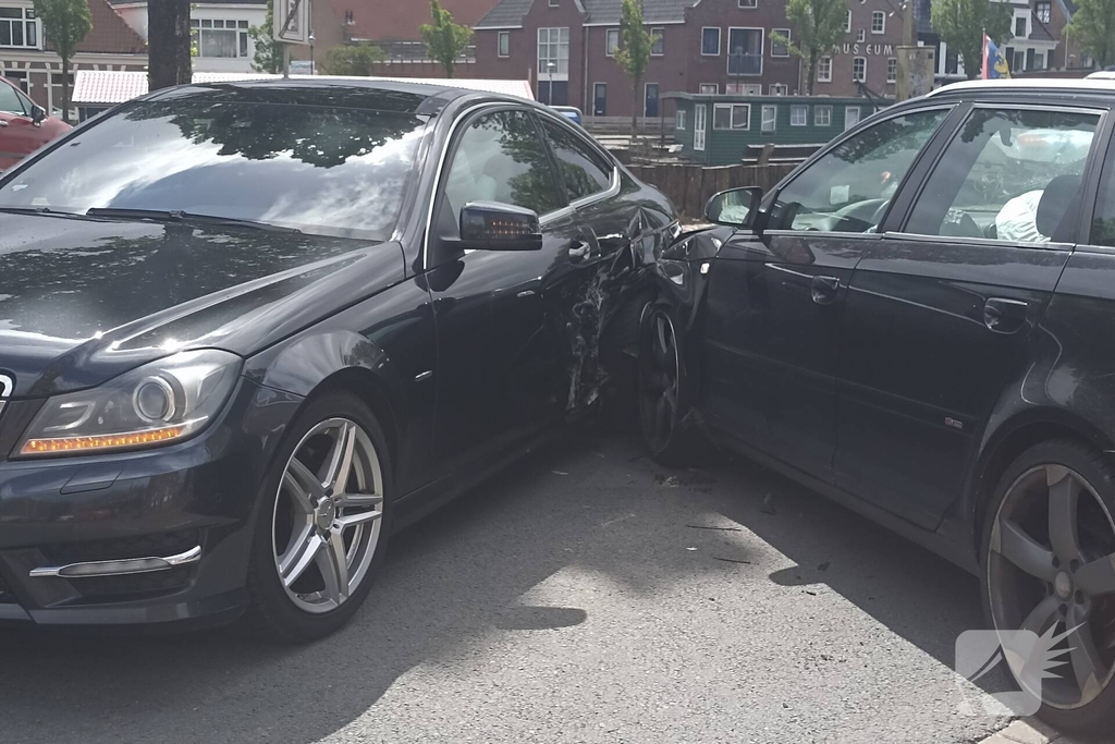 Flinke schade na botsing tussen auto's
