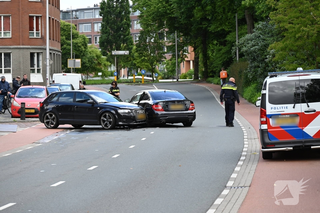 Flinke schade na botsing tussen auto's