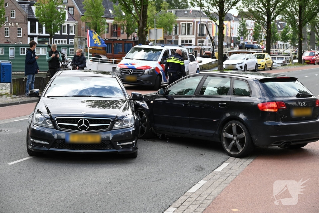 Flinke schade na botsing tussen auto's