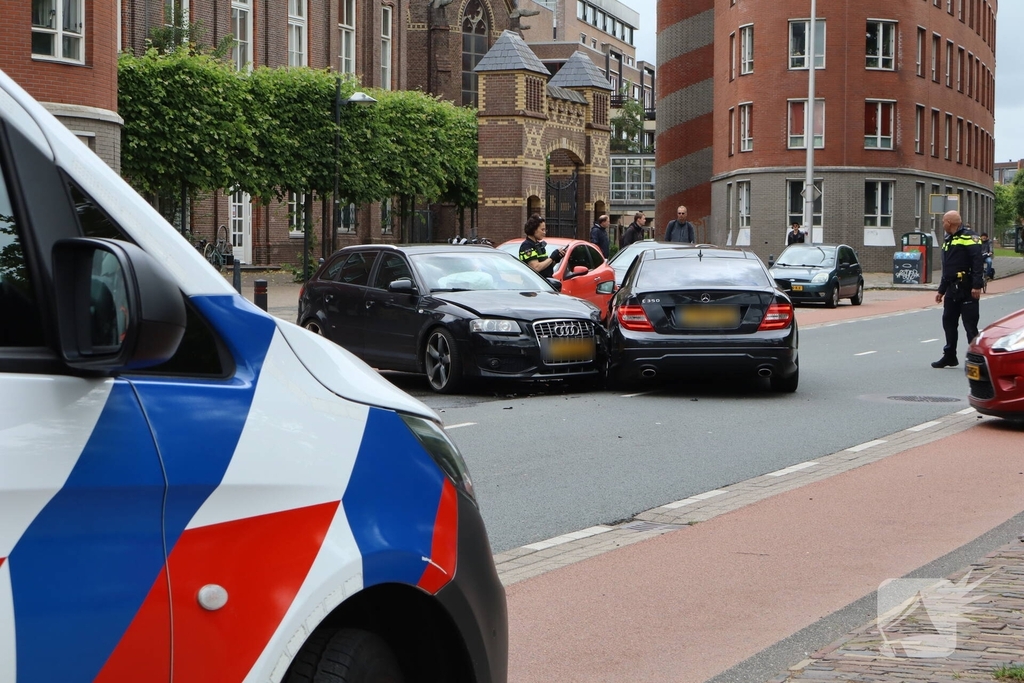 Flinke schade na botsing tussen auto's