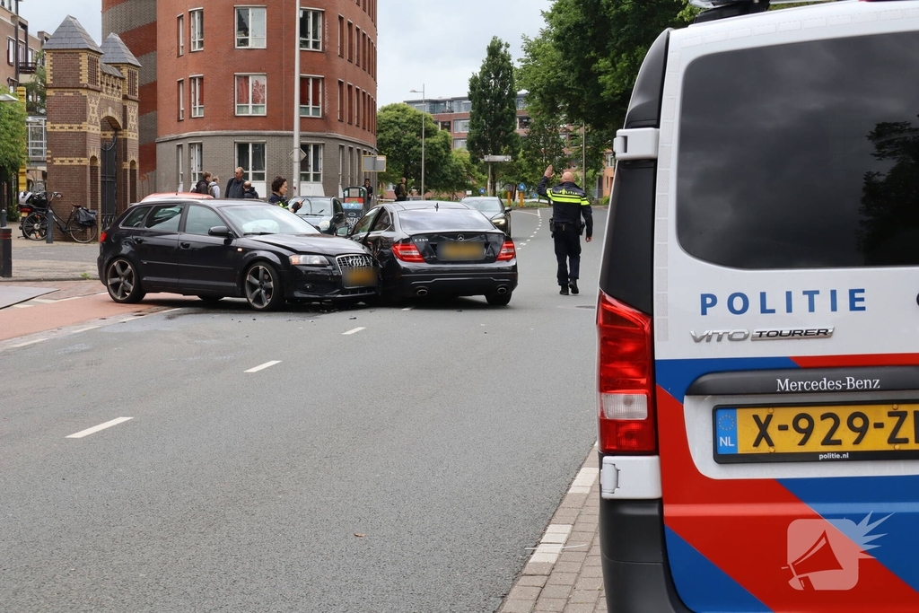 Flinke schade na botsing tussen auto's