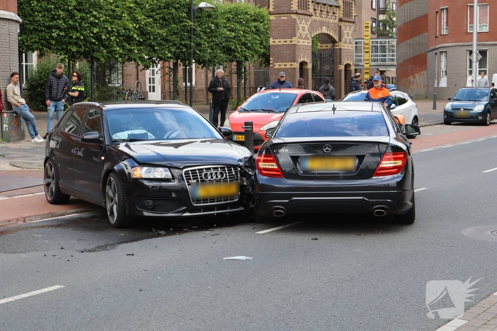Flinke schade na botsing tussen auto's