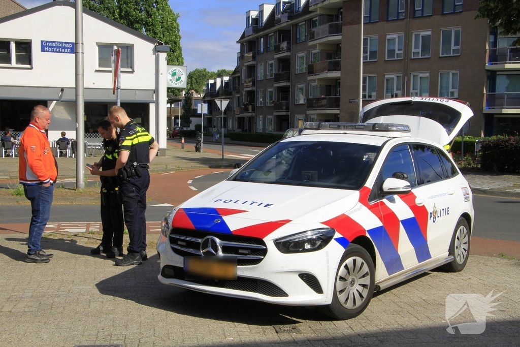 Fietser en automobilist botsen op rotonde