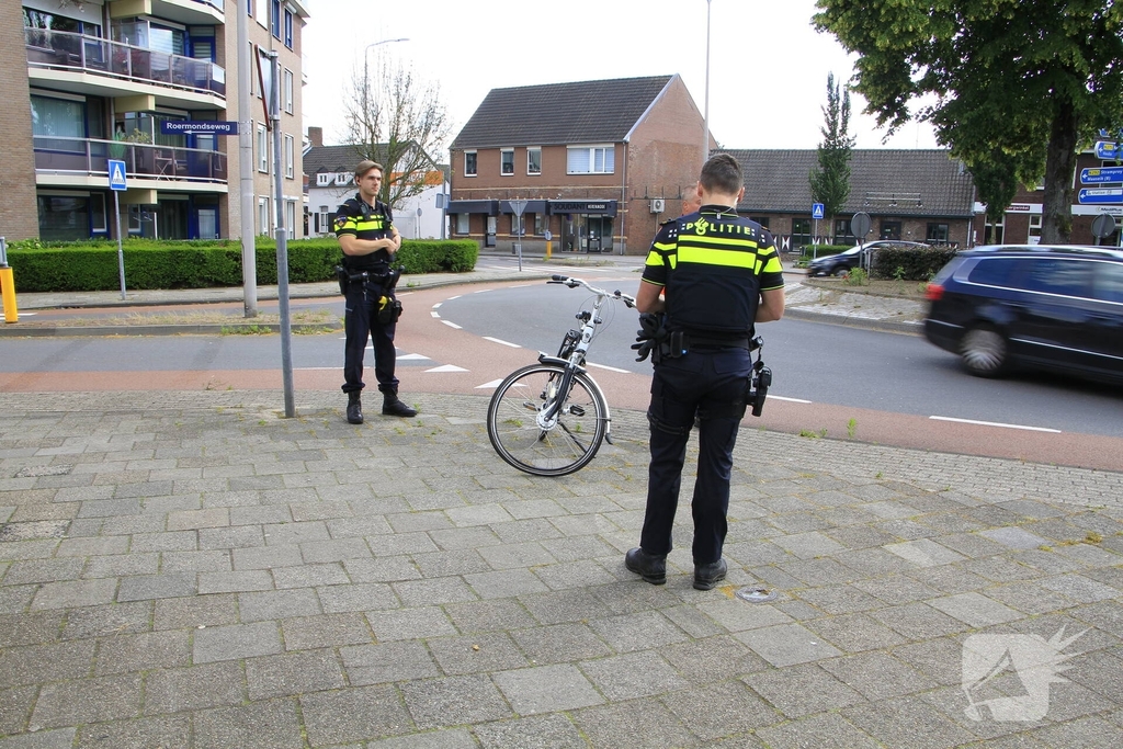Fietser en automobilist botsen op rotonde