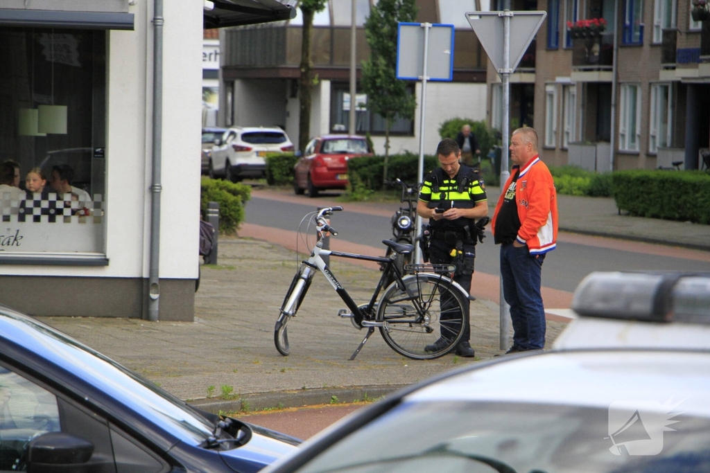 Fietser en automobilist botsen op rotonde