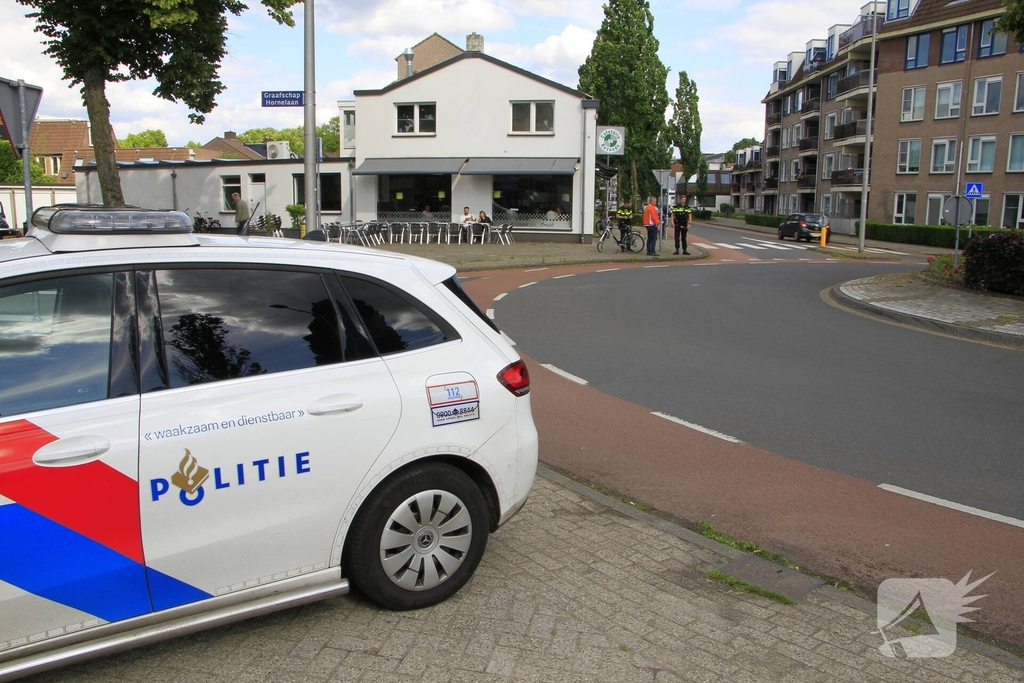 Fietser en automobilist botsen op rotonde