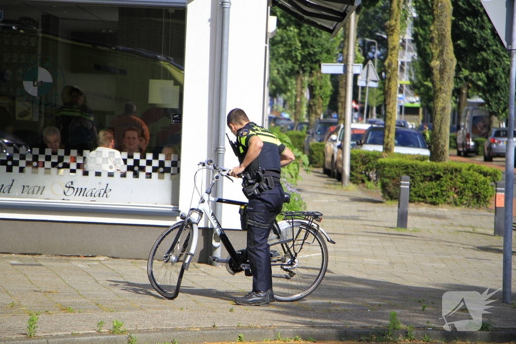 Fietser en automobilist botsen op rotonde