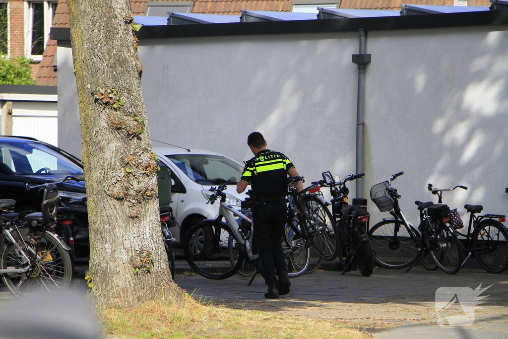 Fietser en automobilist botsen op rotonde