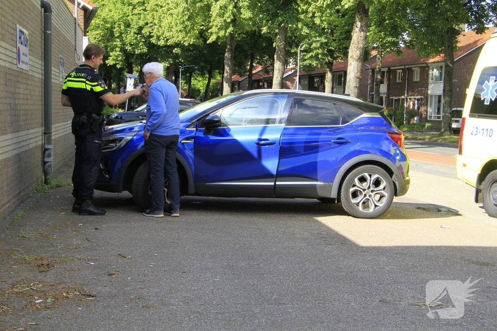 Fietser en automobilist botsen op rotonde