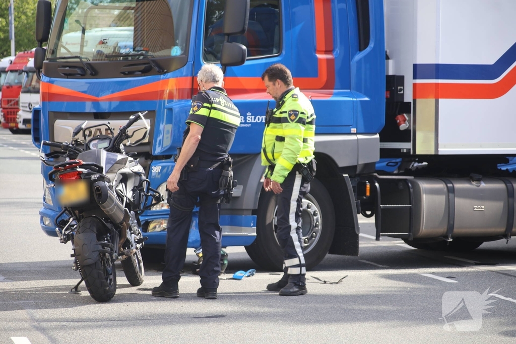 Motorrijder aangereden door vrachtwagen
