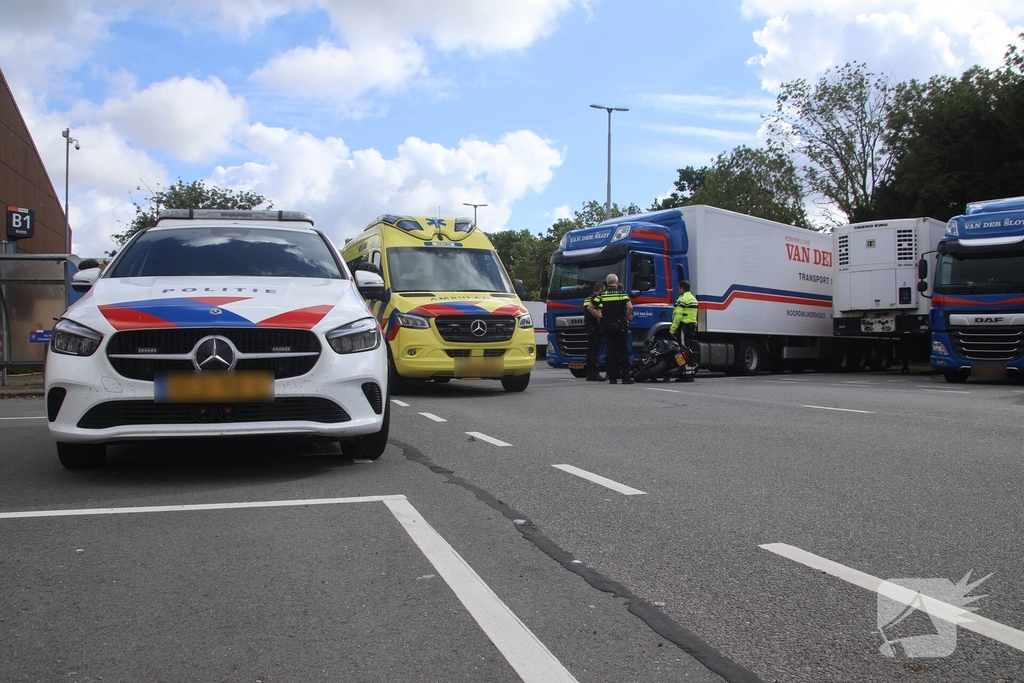 Motorrijder aangereden door vrachtwagen