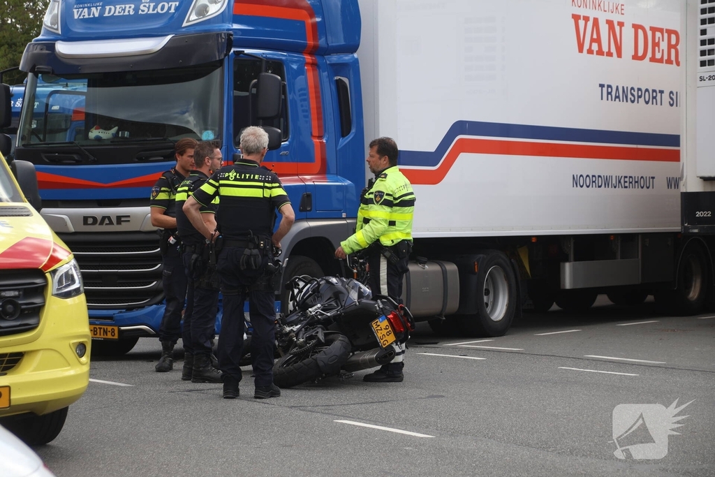 Motorrijder aangereden door vrachtwagen