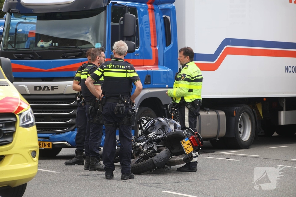 Motorrijder aangereden door vrachtwagen