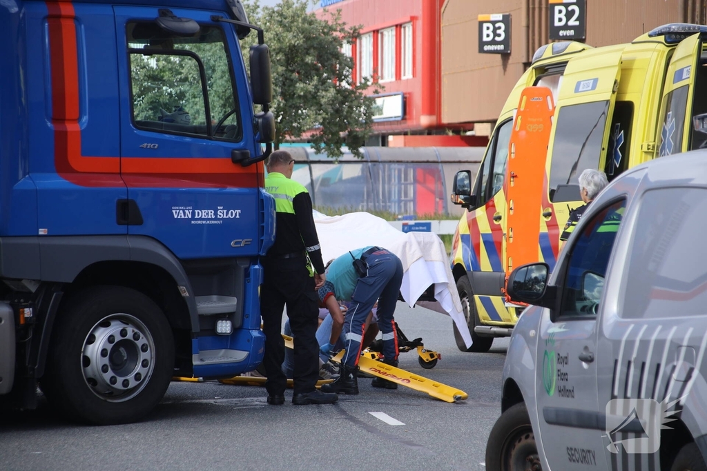 Motorrijder aangereden door vrachtwagen