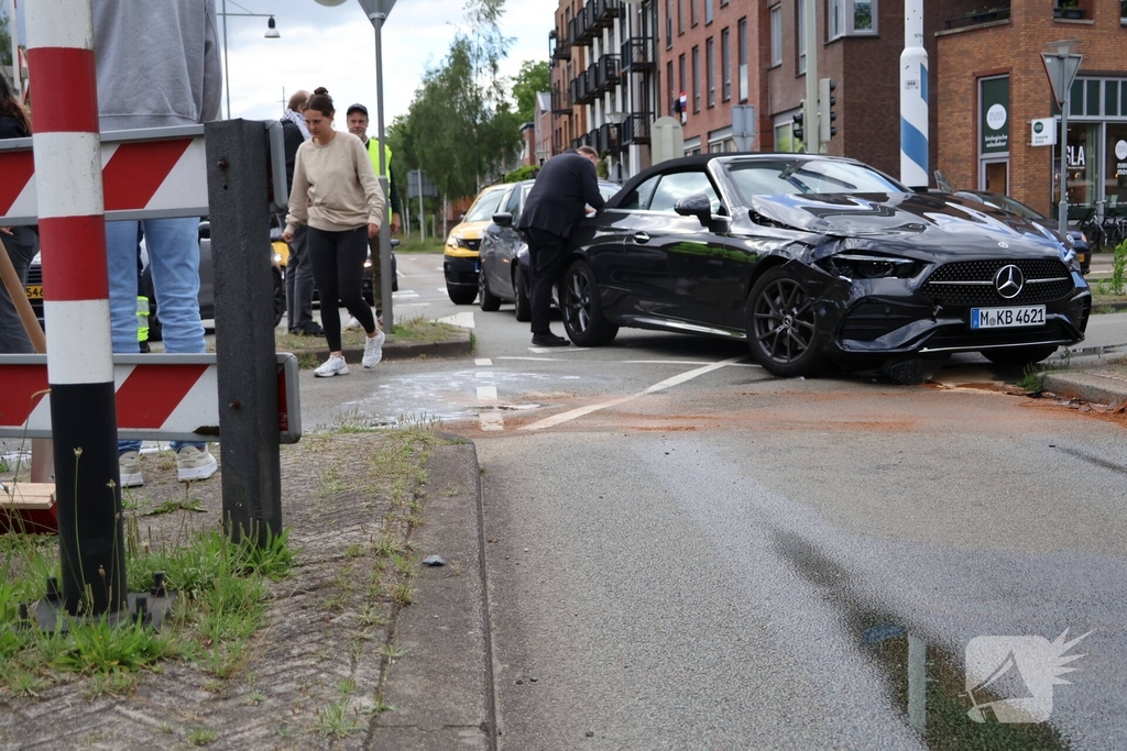 Botsing tussen twee auto's leidt tot verkeershinder